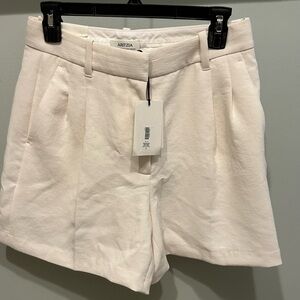 Aritzia Women's Cream Shorts